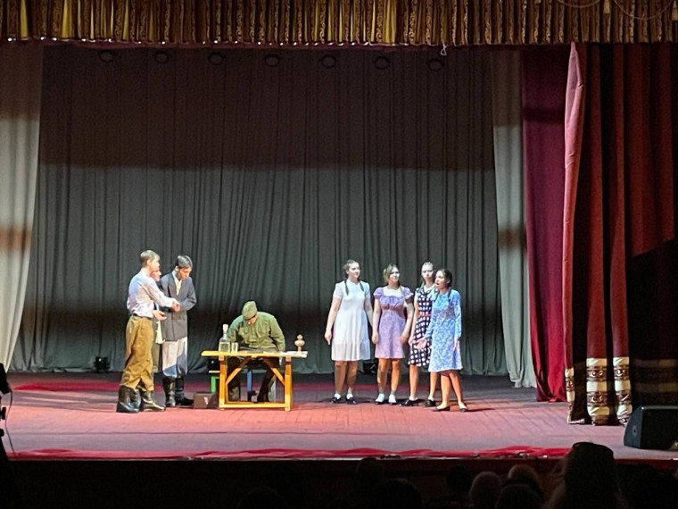 Показ спектакля "Молодая Гвардия".